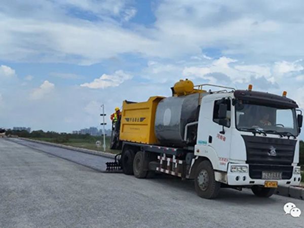 熱烈祝賀我司鶴港高速封層、透層試驗段成功